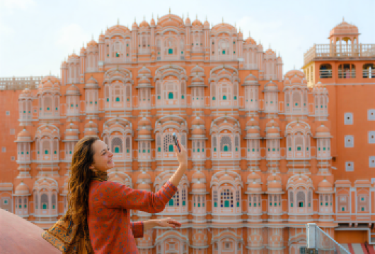 斋浦尔：私家车全日城市游览（可选门票与午餐）【与私人导游一同游览斋浦尔的标志性古迹：琥珀堡、阶梯水井、水之宫殿、斋浦尔城市皇宫、风之宫和简塔·曼塔天文台。 享受轻松灵活的行程安排，配备私人空调交通工具，让您按自己的节奏自由探索。 这是一次专为您或您的团队提供的****包团服务。即使是单人订单也保持私密性，配备专属车辆、司机和导游——不与其他游客共享。】