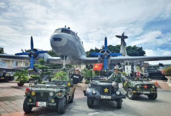 河内吉普车半日游【城市景点+火车咖啡街+含餐+酒店接送】【乘坐传奇的 Gaz69 吉普探索美丽的河内市】