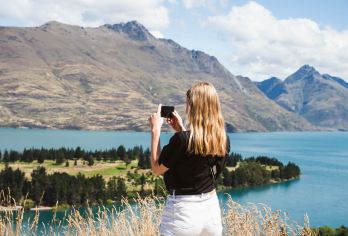 新西兰皇后镇出发 箭镇淘金 吉布斯顿酒庄品酒 瓦卡蒂普湖游船【探索皇后镇的热门景点和标志性地点，品尝葡萄酒并乘船游览。】
