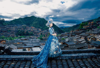 西江千户苗寨 | 大巴拼团一日游【中文导游】#【百年吊脚楼探秘，领略苗族建筑瑰宝，感受古老文化韵味。】