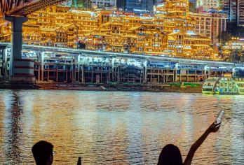 山城重庆·畅玩一日游|含接送·专职导游·空调大巴·大礼堂讲解【玩转网红重庆，打卡李子坝轻轨穿楼，人民大礼堂入内参观+讲解，红色景点-渣滓洞、白公馆，古镇磁器口等】