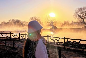 【冬日限定】千岛湖晨雾日出+雾凇奇观+红石崖雪景一日游【[服务保障]感受蒙元文化、高山云上草原、观赏日落、让您一次玩个够】