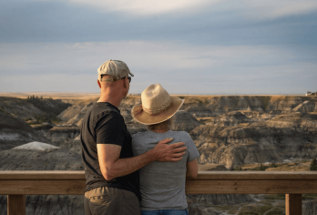 德拉姆黑勒私人专属一日游，包含博物馆、石柱群、马蹄峡谷和恐龙【在马蹄峡谷欣赏令人叹为观止的美景，徒步旅行，并有机会见到世界上*大的恐龙。 参观皇家泰瑞尔博物馆，馆内藏有加拿大*大的恐龙化石，并可参观附近迷人而奇特的小教堂。 徒步穿越胡杜斯步道，欣赏奇特的蘑菇状岩层，并参观星矿吊桥。】