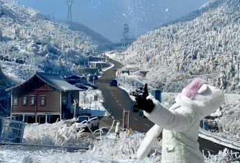 【云冰山旅游景区一日游】邂逅云端南方雪乡·赏雾松冰挂雪景【打卡一脚跨两省（横跨湘粤）是南方罕见的冰雪景观带。冬季雾凇漫山，宛如仙境，被誉为“南岭的冰雪王国”】