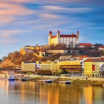 从维也纳出发的布拉迪斯拉发老城焦尔和布达佩斯之旅 （英文团）