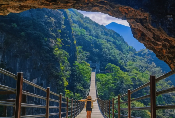 816核工程+武陵山大裂谷【包车游&重庆5大主城区免接送~】【宝藏秘境，峭壁林立，直插云霄，阳光从谷顶缝隙倾洒而下，光影交错，宛如梦幻仙境】