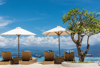 三吉利斯探险：特拉旺安岛、美诺岛和艾尔岛（含午餐）【参观 Lendang Bajur 市场并穿越郁郁葱葱的普苏克山口，这里拥有令人惊叹的全景和嬉戏的野生猴子。 在著名的吉利群岛浮潜和游泳，在清澈的海水中探索色彩斑斓的珊瑚礁和种类丰富的热带鱼。 捕捉马林布山的壮丽景色，这里是完美的拍照地点，为您难忘的龙目岛冒险画上圆满的句号。】