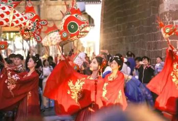 【私家团】黄山精华一日+夜游徽州古城丨专属导游+私家用车【黄山一日览尽奇观，精华路线串联迎客松与光明顶，轻松打卡，不留遗憾。】