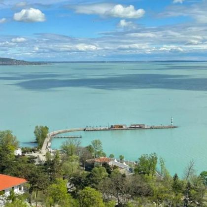 匈牙利布达佩斯往返丨巴拉顿湖-在蓝镜湖畔的治愈一日游