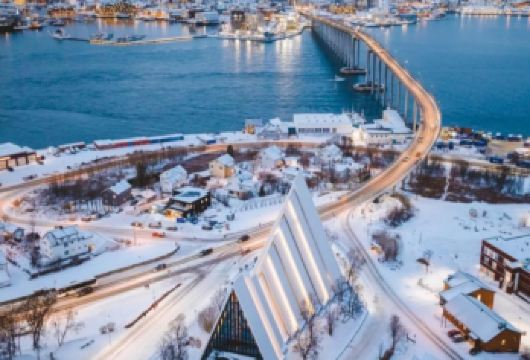 挪威特罗姆瑟主教堂+特罗姆瑟港口+Kvaløya 包车一日游【特罗姆瑟超级出片的海岸网红点，全程无门票，打卡性价比超高】