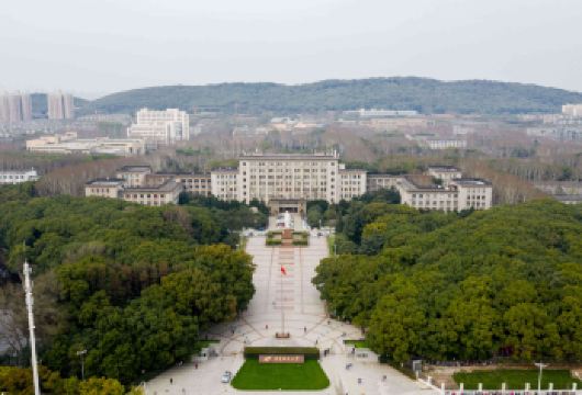 武汉华中科技大学（主校区）半日参观【百年高校 深度探访】【[菁英向导]由科大学子带队，将百年校史与学术精神融入生动的校园故事中，行走中完成一堂沉浸式的校史课。】