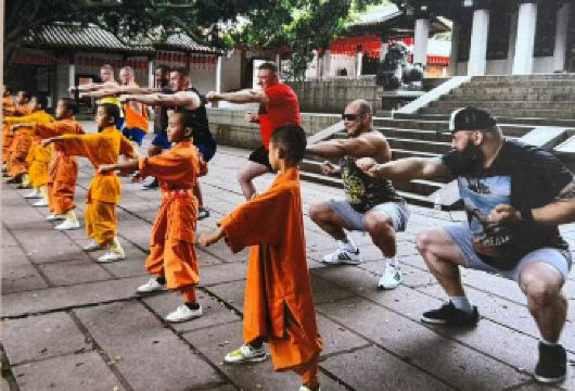 洛阳：龙门石窟与少林寺日游（含功夫表演）| 国旅 × 赞巴士【参观联合国教科文组织世界遗产龙门石窟，欣赏数千尊古代佛教石刻。 探访功夫发源地少林寺，观赏激动人心的现场功夫表演。 便捷往返交通，含酒店接送服务，一日畅游河南两大标志性景点。】