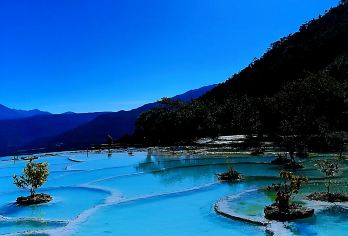 虎跳峡+望天瀑+哈巴观景台+白水台一日游8人内小团+可选门票【[纯玩产品]全程纯玩无购物，游玩时间充足，放心出游。出门游玩警惕底价团。】