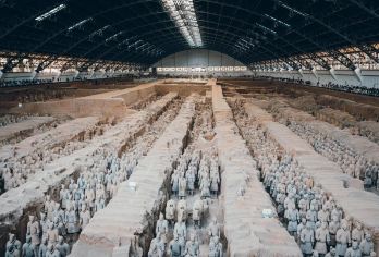 秦始皇帝陵博物院(兵马俑)+华清宫一日游【二环内接，含餐导】【*一场穿越时空的对话，一次历史与文化相结合的震撼。它们静默站立，却诉说着独特的威严与不朽的传奇。】