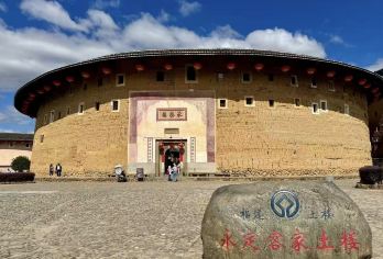 南靖田螺坑土楼+永定高北土楼双景区纯玩一日游+免费上门接送【[专属服务]1单1车，一台车一整天只为您服务 ，不拼团告别拥挤，上门接送更省心，天天发团灵活选】