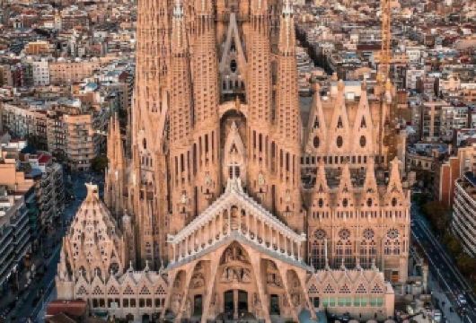 西班牙巴塞罗那圣家族大教堂-巴特罗之家-哥特区一日游【参观高迪的建筑奇迹】