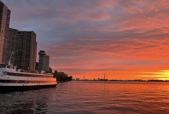 圣三一教堂+小加拿大博物馆+红河国家城市公园+约克维尔一日游【哥特式建筑，彩色玻璃窗，夏季有免费音乐会。】