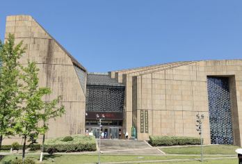 湖南张家界博物馆+七十二奇楼+大庸古城包车一日游可英文服务【可提供英文及小语种导游服务-往返接送-可选导游-可代订门票】