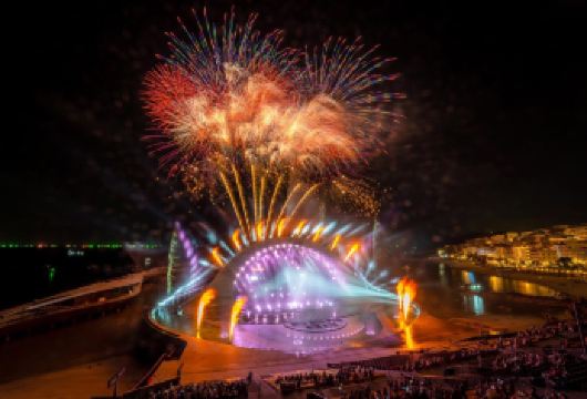 富国岛海洋之吻演出Kiss of the Sea烟火秀灯光秀【尽情享受独特的户外表演节目，将水上音乐表演和多媒体艺术相结合。】