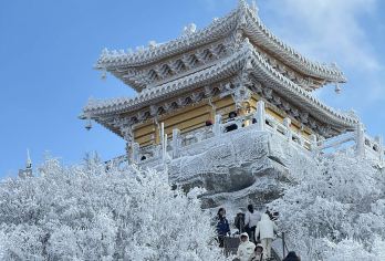 河南洛阳老君山景区一日游【高速直达索道口丨送登山杖丨看亮灯】【[三班可选]早、中、晚三班车，可直接根据套餐名下单，如需变更出游时间可联系客服更改！】