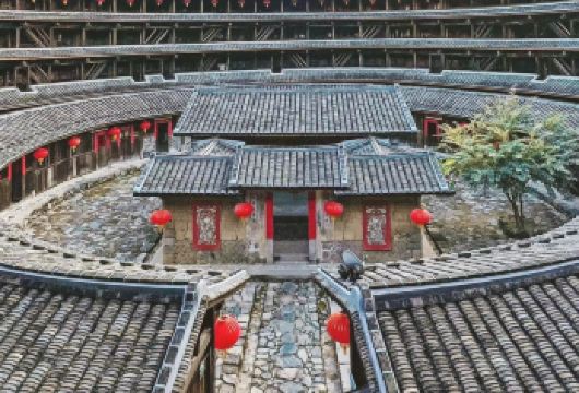 福建土楼(南靖)景区+云水谣古镇一日游【含接送+讲解+门票】【[35人优享团可选]第7代头等舱豪华车，2+1超大空间+水立方顶+可调节皮座椅，高速直达畅享旅行。】