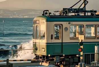 领券立减｜日本东京镰仓一日游【9人团《灌篮》｜赠江之电体验】【乘坐一趟行驶在海岸线的电车，追寻永不落幕的热血青春的脚步。远处的富士山，依托风吹来咸咸的清澈海风。】