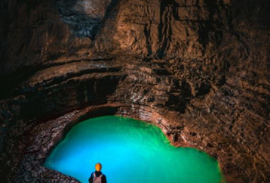 贵州遵义：十二背后+双河洞【包车｜私人定制｜中英文导游】C【[VIP尊享服务] 专属包车出行，司机全程陪同，行程灵活可调，打造个性化旅程】