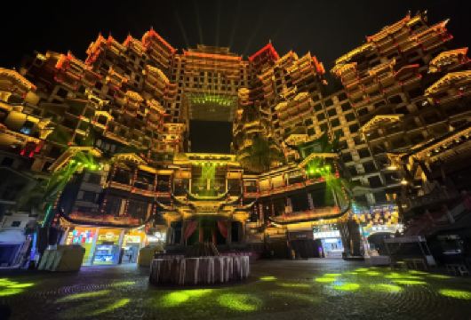 天门山全天包团游（含最长玻璃桥及72奇楼夜景）【踏上悬于峡谷之上、长达430米的玻璃桥。 乘坐全球最长的缆车，飞跃森林与群峰之巅；驻足于巍峨壮丽的天然拱门