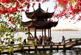 杭州雷峰塔+苏堤漫步+西湖游船休闲船环湖游+人工讲解半日游【西湖游船：乘西湖游船横跨湖面，远观三潭印月岛，花港观鱼等，体验船在水中行，人在画中游的感觉】