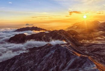 【日出·雪山·纯玩无购物】拉脊山+宗喀拉则+塔尔寺半日游【[成团保障]封顶8人小团市区规定范围内上门接送，大巴团分站式集合灵活舒适性价比高，多套餐任你选择】