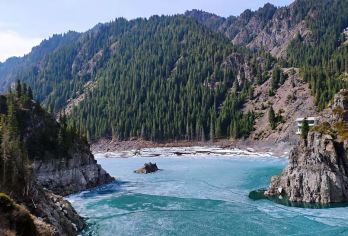 新疆乌鲁木齐天山大峡谷一日游【大巴/6人小团随心+品质纯玩】【[贴心服务] 回归本质，让您尽情饱览天山大峡谷之壮美，大峡谷之秀丽，大峡谷之奇险】