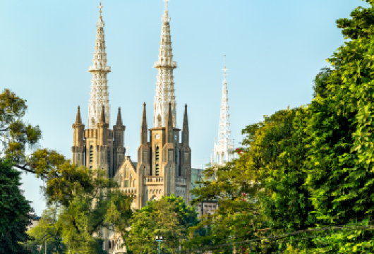 探索雅加达亮点|多语言指南【在导游的带领下，参加顺畅的城市之旅，探索雅加达的**地标，如国家纪念碑和老巴达维亚。 探索作为宽容象征的伊斯蒂赫拉尔大清真寺和大教堂。 在您探索这座城市充满活力的文化和历史时，您可以享受友好、多语种导游的讲解。】