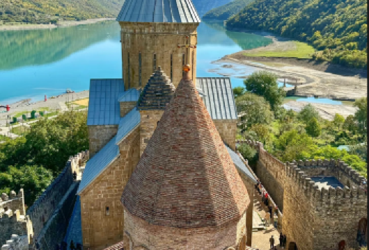 第比利斯奔赴卡兹别克，邂逅雪山教堂，打卡孤独星球同款美景【[定制包车游]专享中文司机独立包车，市区范围酒店上门接送，行程路线天数可根据个人需求调整。】