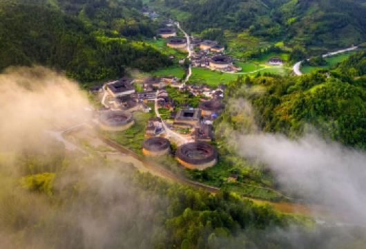 河坑土楼群+云水谣景区一日游【上门接您去天麒楼寻找雷城入口】【[非遗项目体验]赠登楼观光，全程无购物，大鱼海棠/盗墓笔记同款土楼打卡，赠非遗瑞兽制作体验。】