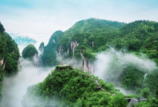 矮寨大桥+悬崖栈道+茶峒边城+芙蓉镇一日游【品质夜游芙蓉镇】【打卡网红景点--国家价5A矮寨悬索大桥，悬崖玻璃栈道，盘山公路】