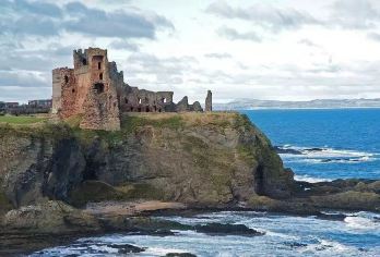 爱丁堡海滩小镇一日游：北贝里克+邓巴+圣阿布斯【参观苏格兰海鸟中心和悬崖城堡坦塔伦城堡，在城堡遗址上漫步，欣赏壮丽的海景和城堡的宏伟遗迹】