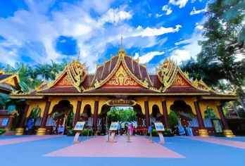 “澜沧江·湄公河之夜”歌舞篝火晚会夜游【自驾前往或专车接送】【[景区看点]民族特色浓郁的人文景观，是个天然的村寨式公园】