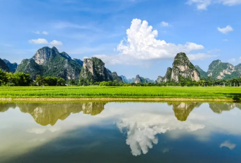 中国广西大新德天跨国瀑布景区含南宁出发往返车导游【德天跨国瀑布是《中国地理杂志》评选隐藏在中越边境线上的瀑布，】