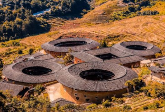 南靖云水谣古镇+田螺坑土楼群一日游【纯玩特惠大小团接送讲解】【[亲子甄选·上门接送]厦门岛内酒店上门接，含客家风味午餐+土楼讲解，家庭互动体验，无忧畅游双世遗景区】