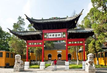 扬州瘦西湖+大明寺+东关街+个园一日游【可带行李I一车到底】【南京出发，全程经验丰富导游讲解，深度讲解园林历史。】