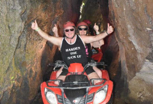 **冒险：乌布ATV体验与Kuber Bali - Jungle Club and Adventure【穿越一条长达500米的原汁原味荷兰殖民时期隧道。这是在库伯巴厘岛才能体验到的黑暗、刺激且独一无二的洞穴探险。 驾驶您的全地形车直接穿越壮丽的天然瀑布下方。这里是拍摄震撼照片的**地点，还能在骑行途中享受清凉的水花飞溅。 穿越葱郁稻田、茂密丛林与泥泞河流，这条7公里长的路线将**风光与**越野乐趣完美融合。】