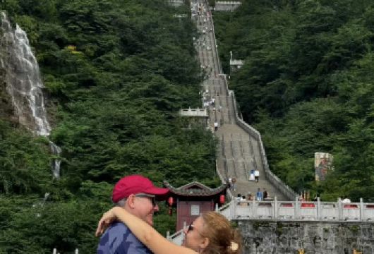 张家界私人一日游：天门山探险和72奇迹塔夜景【乘坐世界上最长的缆车登上天门洞，挑战惊险刺激的悬崖玻璃栈道，考验你的勇气。 体验令人惊叹的对比：白天欣赏天门山的自然奇观，夜晚则沉浸在72塔璀璨的灯光和精彩的文化表演中。 享受全天私人定制的无缝体验，所有行程安排均已妥善安排，包括门票、接送和令人难忘的夜间表演；无需购物】