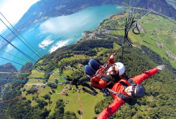 瑞士因特拉肯滑翔伞体验半日游 飞跃湖泊山川官方直签高空体验【飞越因特拉肯地区秀丽的景观，体验全新的视野，鸟瞰少女峰和图恩湖别致壮美的自然风光】