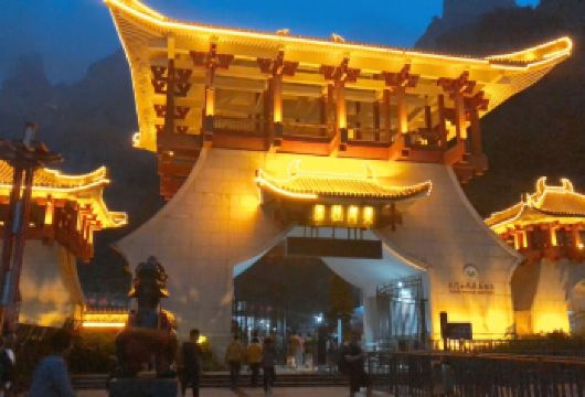 天门狐仙表演（VIP座位票）+张家界市往返接送【史诗般的爱情故事——樵夫与千年狐妖之间一段超越一切界限的奇幻爱情。 令人惊叹的山顶舞台——世界上*大的玻璃舞台，坐落在天门峡谷中，拥有 500 多名表演者。 原汁原味的湖南文化——土家族民歌、舞蹈和花鼓戏将当地传说生动地展现出来。】