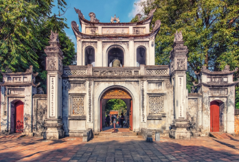 私人全日城市游 - 河内精华【一天内探索河内的顶级地标：胡志明综合楼、文庙等。 私人豪华体验，包括豪华轿车接送和专业当地导游。 文化深度与灵活性相结合，可选配自行车骑行和水上木偶表演附加售卖。】