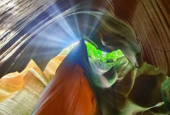 陕西延安甘泉大峡谷直通车一日游【西安往返/丹霞景观/含午餐】【摄影爱好者所向往的具有流动性的奇特丹霞地貌自然景观，感叹大自然的鬼斧神工！】