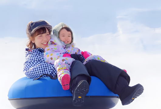 北海道美呗雪地乐园畅玩一日游：小樽街景观光+白色恋人公园【美呗雪上乐园提供雪盆、香蕉船等丰富项目，适合全龄段游客无忧体验冰雪乐趣】