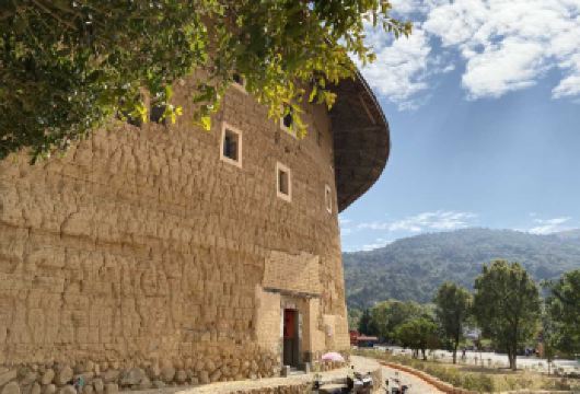 【多语言导游+免费接送】南靖云水谣+永定土楼王双景区一日游【[专属服务]1单1车，一台车一整天只为您服务 ，不拼团告别拥挤，上门接送更省心，天天发团灵活选】