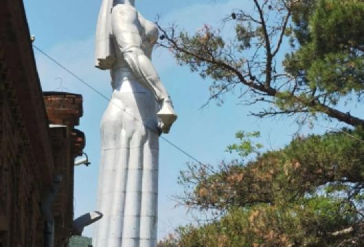 格鲁吉亚纪事纪念碑+圣三一主教座堂+第比利斯海+母亲堡垒【矗立在库拉河畔的山丘上，气势恢宏】