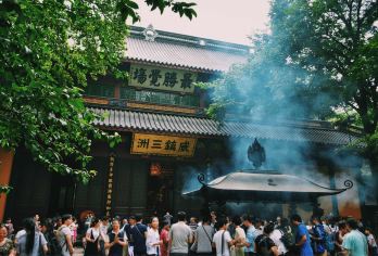 杭州灵隐飞来峰景区+人工讲解【赠北高峰单程上行索道】【[专职导游]行程轻松，深度讲解，讲解内容一一细数道来，带你了解佛教历史文化】